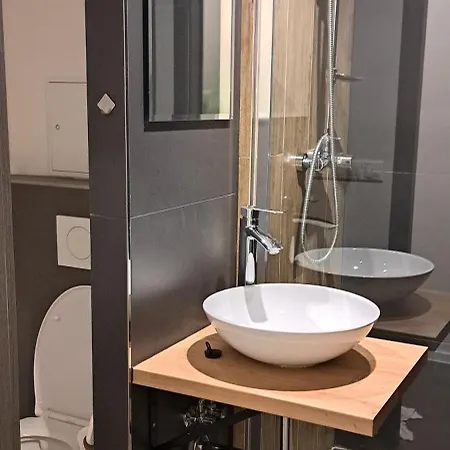 דירה Stylish 1-bedroom For 3 With Balcony, Free Parking & River Views In A Quiet Area *