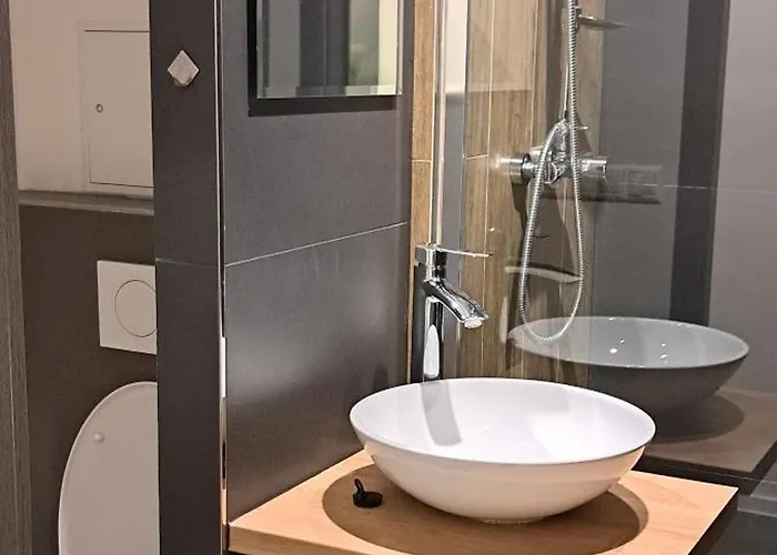 דירה Stylish 1-bedroom For 3 With Balcony, Free Parking & River Views In A Quiet Area *